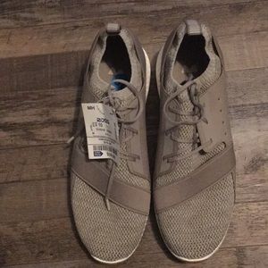 Tennis Shoes under armour brand